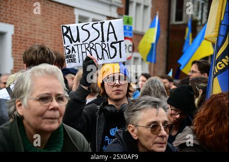 LONDON, GROSSBRITANNIEN. Februar 2025. Demonstranten fordern, am 3. Jahrestag der Invasion der russischen Truppen für Frieden zu verhandeln! Solidarität mit der ukrainischen Versammlung in der St.-Wolodymyr-Statue marschiert zur russischen Botschaft, London, England. (Foto von 李世惠/siehe Li/Picture Capital) Credit: Siehe Li/Picture Capital/Alamy Live News Stockfoto