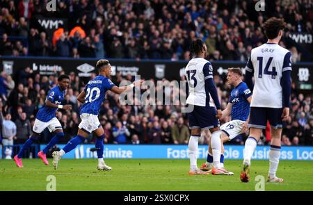 Omari Hutchinson von Ipswich Town feiert das erste Tor seiner Mannschaft während des Premier League-Spiels in der Portman Road, Ipswich. Bilddatum: Samstag, 22. Februar 2025. Stockfoto