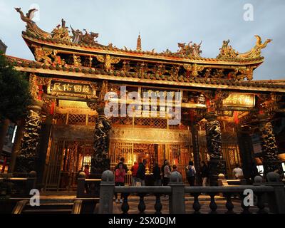 Bild des Longshan-Tempels bei Einbruch der Dunkelheit. Stockfoto