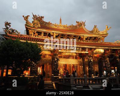 Bild des Longshan-Tempels bei Einbruch der Dunkelheit. Stockfoto