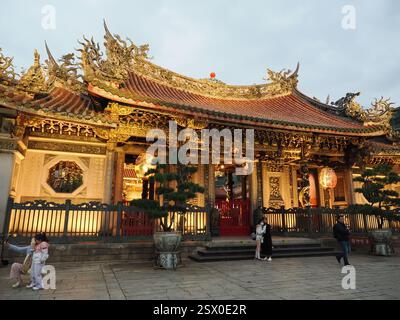 Bild des Longshan-Tempels bei Einbruch der Dunkelheit. Stockfoto