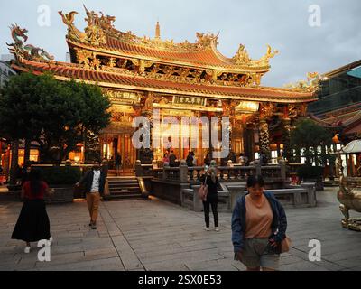 Bild des Longshan-Tempels bei Einbruch der Dunkelheit. Stockfoto
