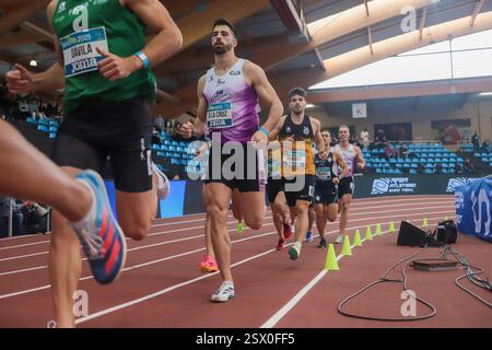 Madrid, Spanien, 22. Februar 2025: Der Athlet Juan Pedro de la Cruz (Atletismo Albacete, 2L) in den 1000 Metern des Heptathlon während der Vormittagssitzung des zweiten Tages der spanischen Kurzstreckenmeisterschaft 2025 am 22. Februar 2025 im städtischen Sportzentrum Gallur in Madrid, Spanien. Quelle: Alberto Brevers / Alamy Live News. Stockfoto
