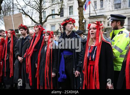 London, England, Großbritannien. Februar 2025. Die in roten Bändern gekleideten Demonstranten führen den Gesang vor der russischen Botschaft an, während Potpolizisten versuchen, sie während der Demonstration von der Straße zu bringen. Demonstranten aus der Ukraine und ihre Unterstützer versammeln sich im Westen Londons, um zu protestieren und zur russischen Botschaft zu marschieren. Sie verlangen, dass russische Truppen ukrainischen Boden verlassen und nach Hause zurückkehren. Sie bestehen auch darauf, dass jeder Deal Ukranianer einbeziehen muss und dass es sich nicht um einen Stich-up-Deal zwischen Putins Russland und der Trump-Regierung in den USA handeln darf (Credit Image: © Martin Pope/ZUMA Press Wire) Stockfoto