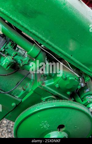 Grüner Motor mit schwarzem Etikett vorn. Der Motor ist alt Stockfoto