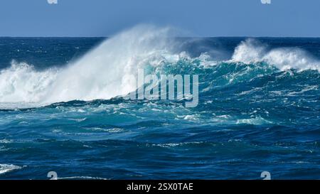 Rauschende Wellen in Garachico, Teneriffa Stockfoto
