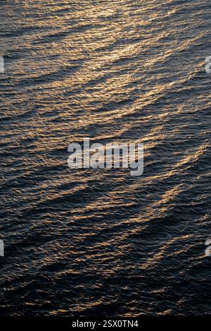 Blick von oben auf ein tiefblaues Meer Stockfoto
