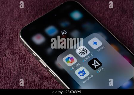 New York, USA – 19. Februar 2025: AI Assistant auf Smartphone-Bildschirm Nahansicht Stockfoto