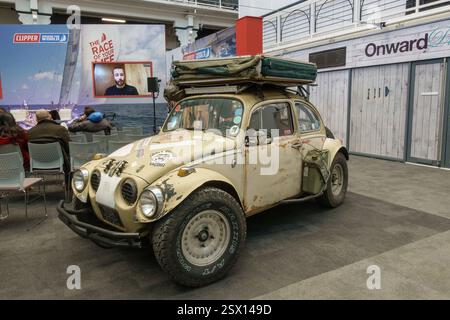 Ein VW Käfer, der zu einem Offroad-Wohnmobil umgebaut wurde, wird auf der Adventure Travel Show 2025 im Business Design Centre, Islington, London, Großbritannien gezeigt. Stockfoto