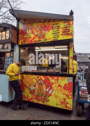 Der Funky Dogs Fast Food Kiosk in Camden Lock, London, Großbritannien. Stockfoto