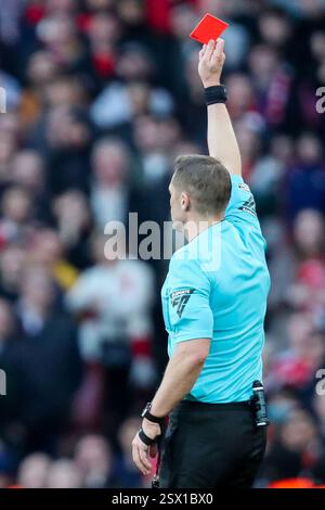 London, Großbritannien. Februar 2025. Schiedsrichter Craig Pawson zeigt Myles Lewis-Skelly aus Arsenal während des Premier League-Spiels Arsenal gegen West Ham United am 22. Februar 2025 im Emirates Stadium, London, Großbritannien (Foto: Izzy Poles/News Images) in London, Großbritannien am 22. Februar 2025. (Foto: Izzy Poles/News Images/SIPA USA) Credit: SIPA USA/Alamy Live News Stockfoto