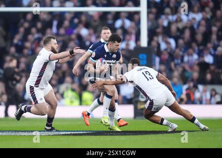 Der schottische Blair Kinghorn (Mitte) wird im Allianz Stadium in London von der Engländerin Ollie Lawrence beim Guinness Men's Six Nations Match bekämpft. Bilddatum: Samstag, 22. Februar 2025. Stockfoto