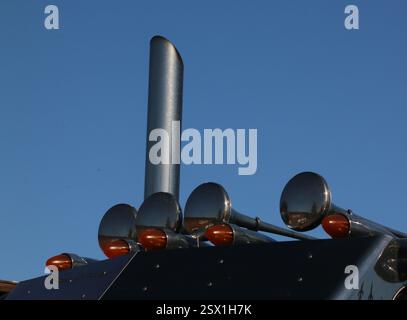 Vier große Chrom-Lufthörner oben auf der Kabine eines großen Lkw. Stockfoto