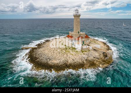 Leuchtturm Porer auf einer kleinen felsigen Insel in der Adria in Kroatien Stockfoto
