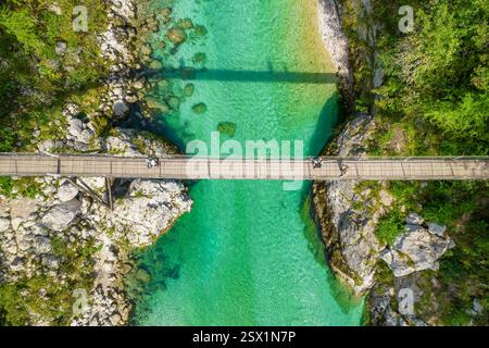 Eine Hängebrücke überspannt das smaragdgrüne Wasser des Flusses Soca in Slowenien Stockfoto