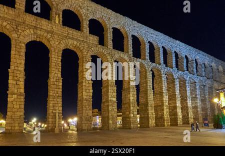 Blick auf das römische Aquädukt von Segovia bei Nacht, Spanien Stockfoto