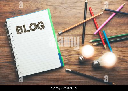 Idee mit Blogtext auf Notizbuch mit Bleistiften Stockfoto