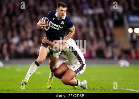 London, England. Februar 2025. Der schottische Blair Kinghorn wird im Allianz Stadium in Twickenham, London, im Guinness Six Nations-Spiel zwischen England und Schottland von der Engländerin Ollie Lawrence angegriffen. Quelle: Ben Whitley/Alamy Live News Stockfoto