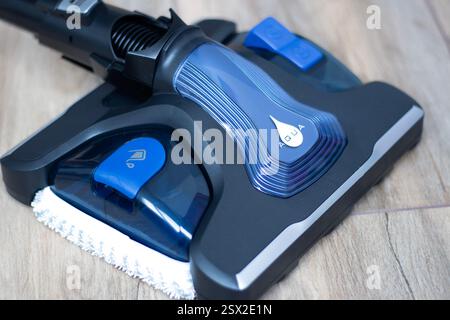 Bürstenkopf Staubsauger auf Fliesenböden. Reinigung des Staubsaugers in Nahaufnahme. Stockfoto