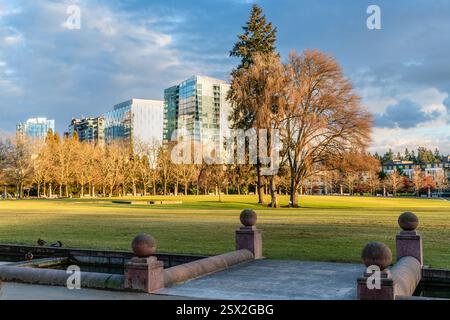 Blick auf einen Wassergraben rund um den Bellevue City Park in Bellevue, Washington. Stockfoto