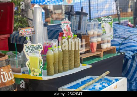 Phuket, Thailand, 2. Februar 2025, ein Straßenhändler verkauft Fruchtsäfte zum Verkauf in wiederverwendeten Flaschen. Stockfoto