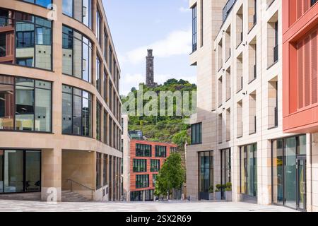 Moderne Gebäude in Edinburgh, Schottland, mit Blick auf das historische Nelson Monument auf Calton Hill. Stockfoto