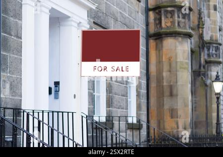 Vorlage eines leeren Hauses zum Verkauf vor einem georgianischen Stadthaus in einer britischen Stadt Stockfoto