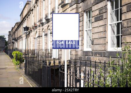 Ein leeres Haus zum Verkauf Schildervorlage vor einem georgianischen Stadthaus in einer britischen Stadtstraße Stockfoto