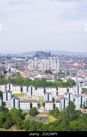 Blick auf Edinburgh, Schottland, mit der historischen Skyline der Stadt mit Edinburgh Castle und modernen Hochhäusern im Vordergrund. Stockfoto