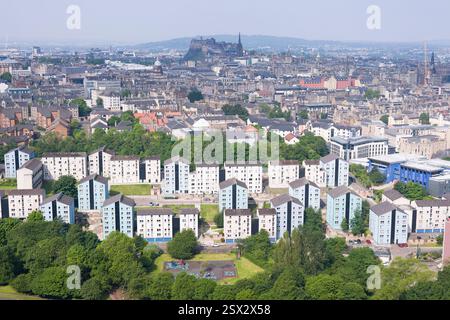 Blick auf Edinburgh, Schottland, mit der historischen Skyline der Stadt mit Edinburgh Castle und modernen Hochhäusern im Vordergrund. Stockfoto