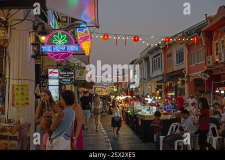 Phuket, Thailand, 3. Februar 2025 eine geschäftige Straßenszene in der Stadt während des chinesischen Neujahrsfestes. Stockfoto