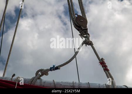 Koh Samui, Thailand, 6. Februar 2025, Takelage auf einem Segelschiff. Stockfoto