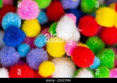 Weihnachtshintergrund aus bunten Pompons Stockfoto