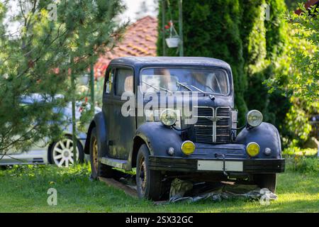 Retro-Oldtimer Hanomag Rekord. Deutscher Retro-Wagen Hanomag Rekord Diesel. Ein alter verlassener Mittelklassewagen. Stockfoto
