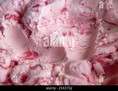 Koh Samui, Februar 2025, Nahaufnahme von rosa Eis als Hintergrund oder Cover Stockfoto