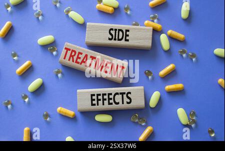 Symbol für Nebenwirkungen der Behandlung. Concept Words-Nebenwirkungen an Holzblöcken. Schöner lila Hintergrund mit Pillen. Healthcare und Side TREA Stockfoto