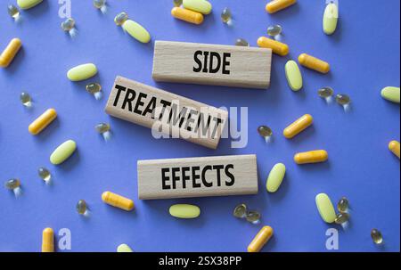 Symbol für Nebenwirkungen der Behandlung. Concept Words-Nebenwirkungen an Holzblöcken. Schöner lila Hintergrund mit Pillen. Healthcare und Side TREA Stockfoto