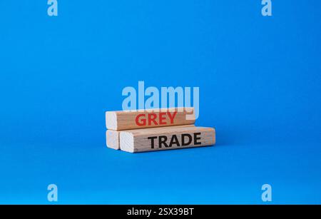 Graues Handelssymbol. Holzblöcke mit den Worten grauer Handel. Wunderschöner blauer Hintergrund. Business- und Grauhandelskonzept. Kopierbereich. Stockfoto