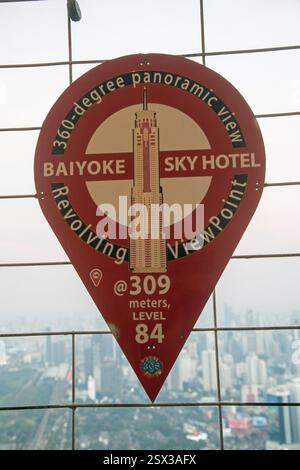 Bangkok, Thailand, 11. Februar 2025, ein Schild am Geländer auf der Aussichtsplattform des Bai Yoke Hotels gibt Besuchern Informationen. Stockfoto