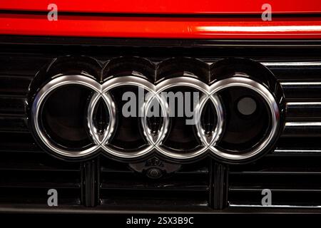 Sao Paulo, Brasilien - July21 - 2023 - Nahaufnahme des Audi Car Markenlogos auf dunklem Hintergrund Stockfoto