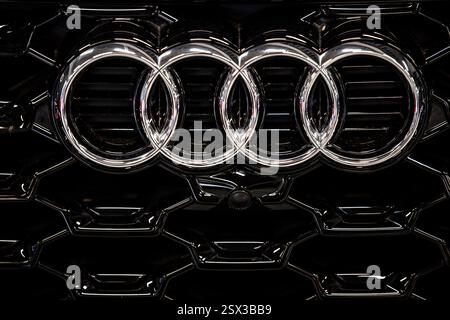 Sao Paulo, Brasilien - July21 - 2023 - Nahaufnahme des Audi Car Markenlogos auf dunklem Hintergrund Stockfoto