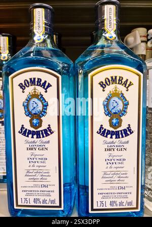 Kiel, 21. Februar 2025: Zwei blaue Flaschen Bombay Sapphire Gin stehen auf einem Regal in einem Spirituosengeschäft Stockfoto