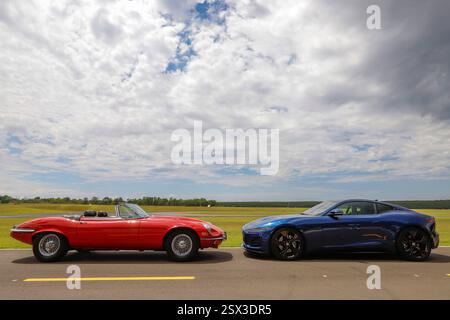 Sao Paulo, Brasilien – 16. November 2020: Jaguar E-Type Coupé in den 1960er-Jahren und moderner Jaguar F-TYPE von Angesicht zu Angesicht für britische Jaguar Fahrzeuge Stockfoto