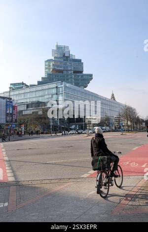 Verwaltungsgebäude der Norddeutschen Landesbank Nord/LB. Außenansicht. Architekt: Behnisch, Behnisch & Partner. Bürogebäude am Aegidientorplatz, Stahlbetonskelett mit Glasfassaden verkleidet. DEU, Deutschland, Niedersachsen, Hannover, 20.02.2025: *** Verwaltungsgebäude der Norddeutschen Landesbank Nord LB Außenansicht Architekt Behnisch, Behnisch Partner Bürogebäude am Aegidientorplatz, Stahlbetonskelett mit Glasfassaden DEU, Deutschland, Niedersachsen, Hannover, 20 02 2025 Stockfoto