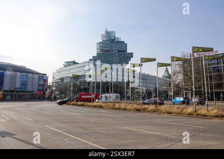 Verwaltungsgebäude der Norddeutschen Landesbank Nord/LB. Außenansicht. Architekt: Behnisch, Behnisch & Partner. Bürogebäude am Aegidientorplatz, Stahlbetonskelett mit Glasfassaden verkleidet. DEU, Deutschland, Niedersachsen, Hannover, 20.02.2025: *** Verwaltungsgebäude der Norddeutschen Landesbank Nord LB Außenansicht Architekt Behnisch, Behnisch Partner Bürogebäude am Aegidientorplatz, Stahlbetonskelett mit Glasfassaden DEU, Deutschland, Niedersachsen, Hannover, 20 02 2025 Stockfoto