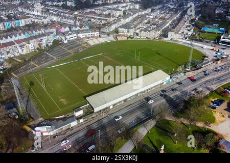 Swansea, Wales, Großbritannien. Februar 2025. Allgemeine Luftaufnahme von St Helen's Rugby und Cricket Ground in Swansea in Wales, Heimat des Swansea RFC und des Swansea Cricket Club. Der Welsh Rugby Club Ospreys wird im Winter zur Saison 2025-26 vom Swansea.com Stadion auf den kleineren St. Helen's Sports Ground verlegt. Die Bauarbeiten sollen im Frühjahr 2025 beginnen, um das Gelände in ein Rugby-Stadion umzubauen. Der Swansea Cricket Club wird am Ende der Cricket-Saison 2025 in einen neuen Veranstaltungsort umziehen. Bildnachweis: Graham Hunt/Alamy Live News Stockfoto