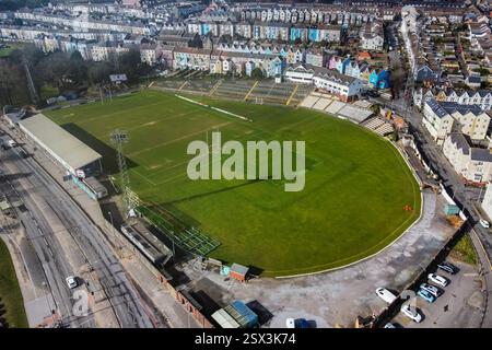 Swansea, Wales, Großbritannien. Februar 2025. Allgemeine Luftaufnahme von St Helen's Rugby und Cricket Ground in Swansea in Wales, Heimat des Swansea RFC und des Swansea Cricket Club. Der Welsh Rugby Club Ospreys wird im Winter zur Saison 2025-26 vom Swansea.com Stadion auf den kleineren St. Helen's Sports Ground verlegt. Die Bauarbeiten sollen im Frühjahr 2025 beginnen, um das Gelände in ein Rugby-Stadion umzubauen. Der Swansea Cricket Club wird am Ende der Cricket-Saison 2025 in einen neuen Veranstaltungsort umziehen. Bildnachweis: Graham Hunt/Alamy Live News Stockfoto
