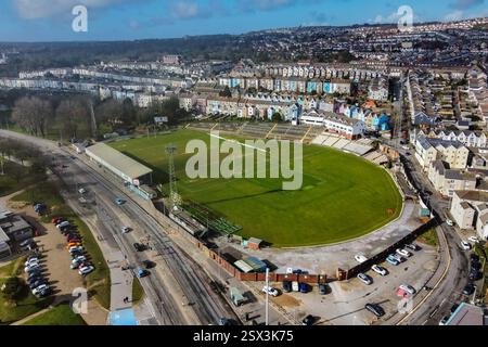 Swansea, Wales, Großbritannien. Februar 2025. Allgemeine Luftaufnahme von St Helen's Rugby und Cricket Ground in Swansea in Wales, Heimat des Swansea RFC und des Swansea Cricket Club. Der Welsh Rugby Club Ospreys wird im Winter zur Saison 2025-26 vom Swansea.com Stadion auf den kleineren St. Helen's Sports Ground verlegt. Die Bauarbeiten sollen im Frühjahr 2025 beginnen, um das Gelände in ein Rugby-Stadion umzubauen. Der Swansea Cricket Club wird am Ende der Cricket-Saison 2025 in einen neuen Veranstaltungsort umziehen. Bildnachweis: Graham Hunt/Alamy Live News Stockfoto
