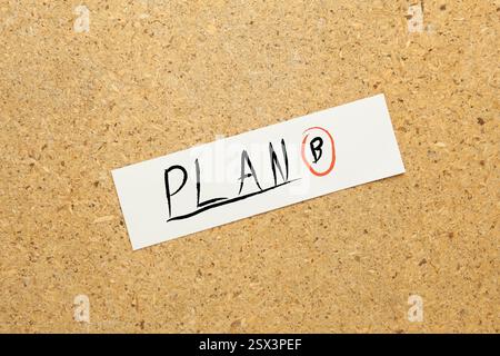 Plan b Text auf Papier auf braunem Hintergrund Stockfoto