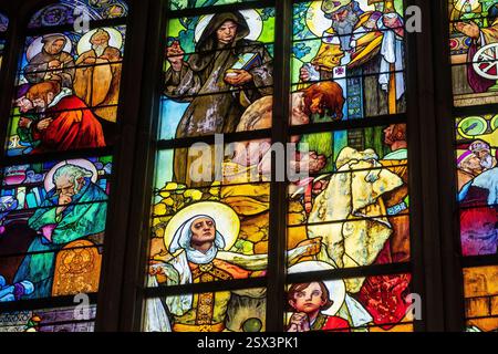 Buntglasfenster am Veitsdom, Prager Schloss, Tschechische Republik Stockfoto